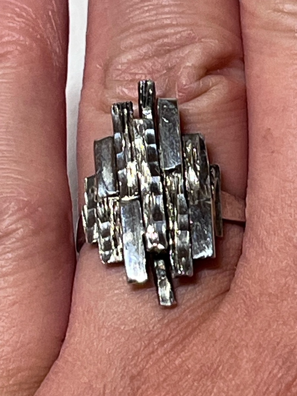 Sterling Silver Textured Geo Stack Ring
Size 7
Intricate. Elegant. Stunning